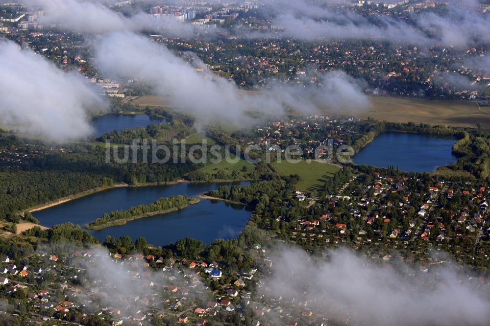 Luftaufnahme Berlin - Von Wolken überzogenen Landschaft an den Kaulsdorfer Seen in Berlin - Kausldorf