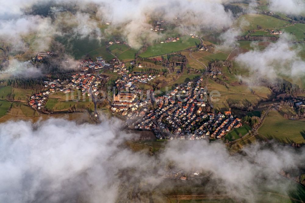 Luftaufnahme Sankt Peter - Von Wolken umgebene Ortsansicht in Sankt Peter im Bundesland Baden-Württemberg, Deutschland
