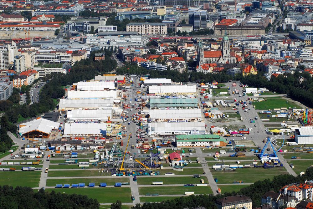 München von oben - Vorbereitung auf das Oktoberfest München