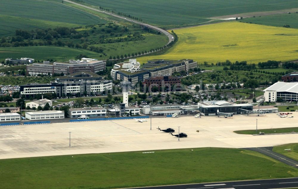 Luftaufnahme Erfurt - Vorfeld, Terminal und Rollwege am Flughafen Erfurt im Bundesland Thüringen