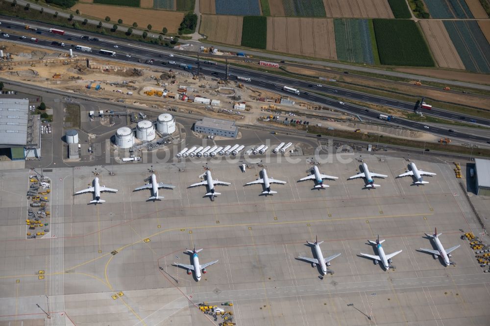 Luftaufnahme Stuttgart - Vorrübergehend stillgelegte Passagierflugzeuge auf dem Flughafen in Stuttgart im Bundesland Baden-Württemberg, Deutschland