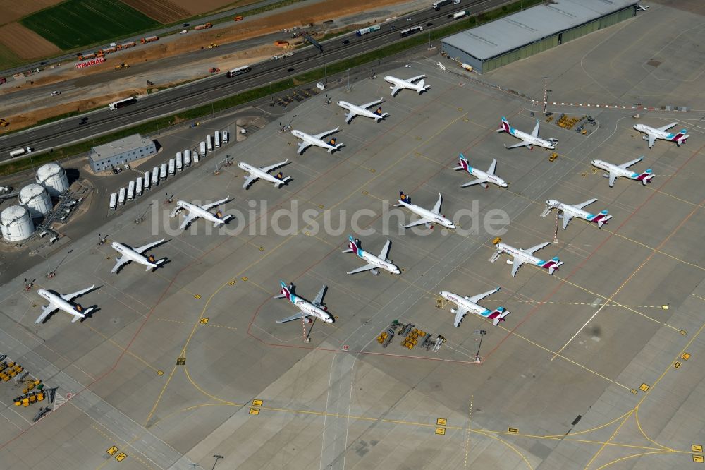 Luftbild Stuttgart - Vorrübergehend stillgelegte Passagierflugzeuge auf dem Flughafen in Stuttgart im Bundesland Baden-Württemberg, Deutschland