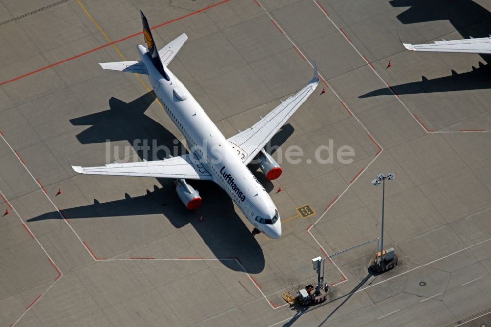 Luftaufnahme Stuttgart - Vorrübergehend stillgelegte Passagierflugzeuge auf dem Flughafen in Stuttgart im Bundesland Baden-Württemberg, Deutschland