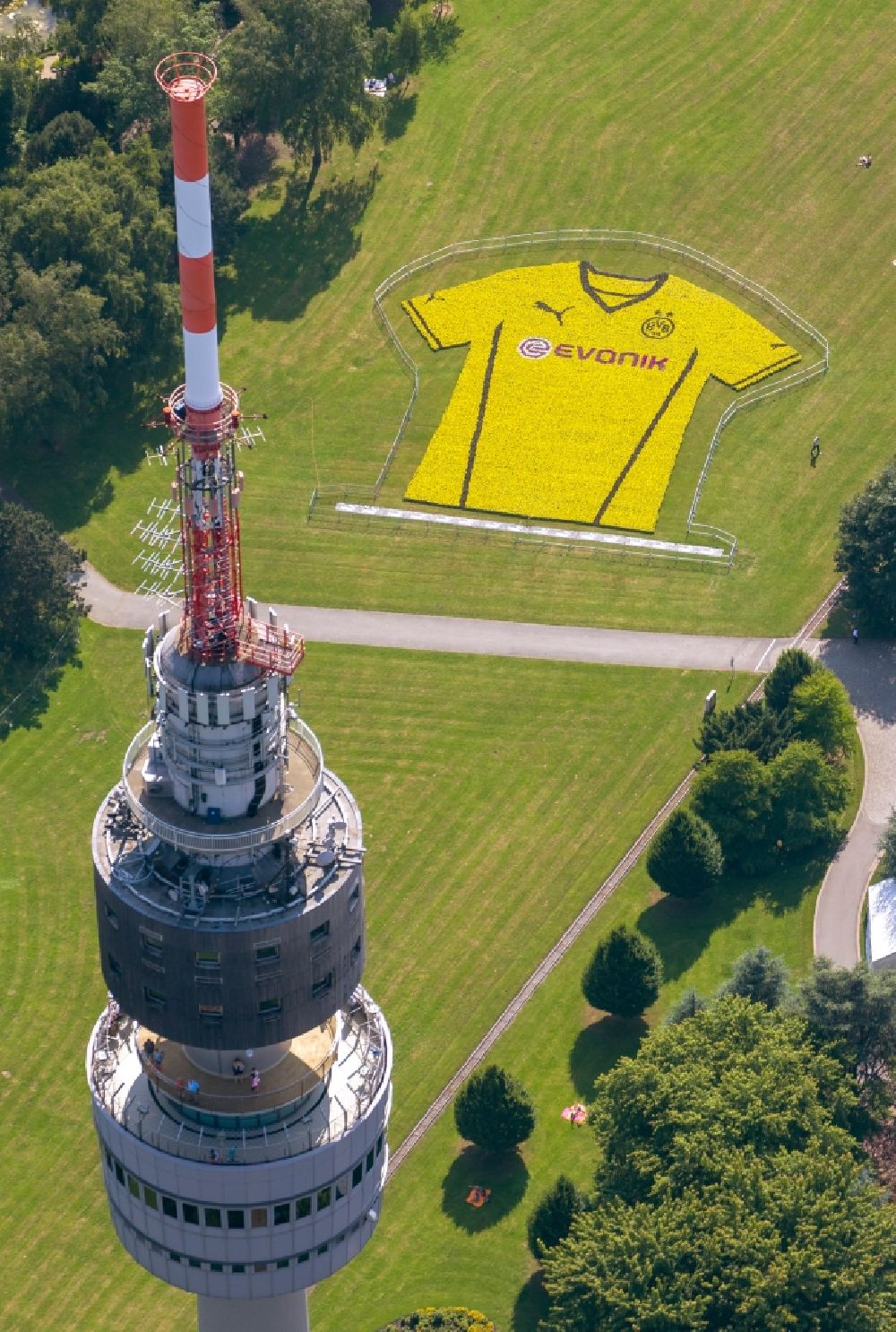 Luftbild Dortmund - Vorstellung des neuen BVB - Trikots im Westfalenpark mit Blick über den Fernsehturm Florian in Dortmund im Bundesland Nordrhein-Westfalen