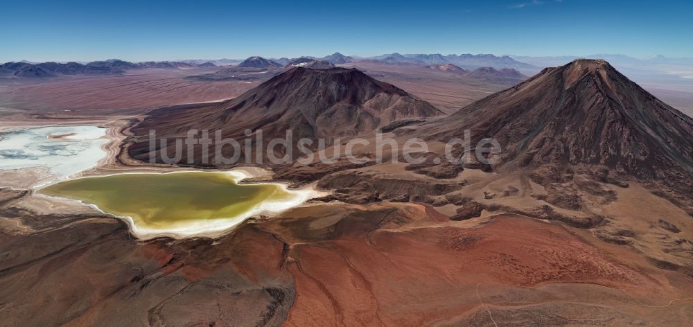 Atacama Wüste aus der Vogelperspektive: Vulkan- und Krater- Landschaft der Vulkane Juriques und Licancabur in der Atacama-Wüste in Departamento de Potosí, Bolivien