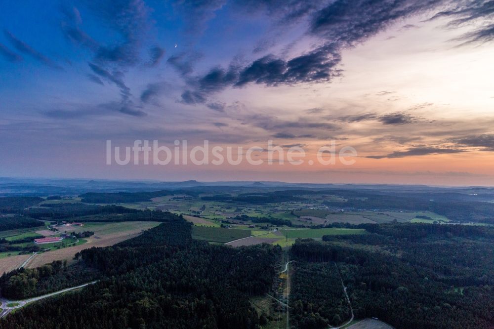 Luftaufnahme Engen - Vulkan-Landschaft des Hegau bei Sonnununtergang in Engen im Bundesland Baden-Württemberg, Deutschland