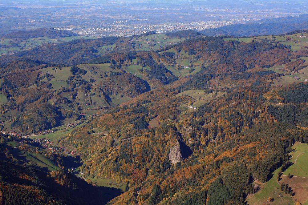 Münstertal/Schwarzwald aus der Vogelperspektive: Vulkanfelsen Scharfenstein in der Berglandschaft in Münstertal / Schwarzwald im Bundesland Baden-Württemberg, Deutschland