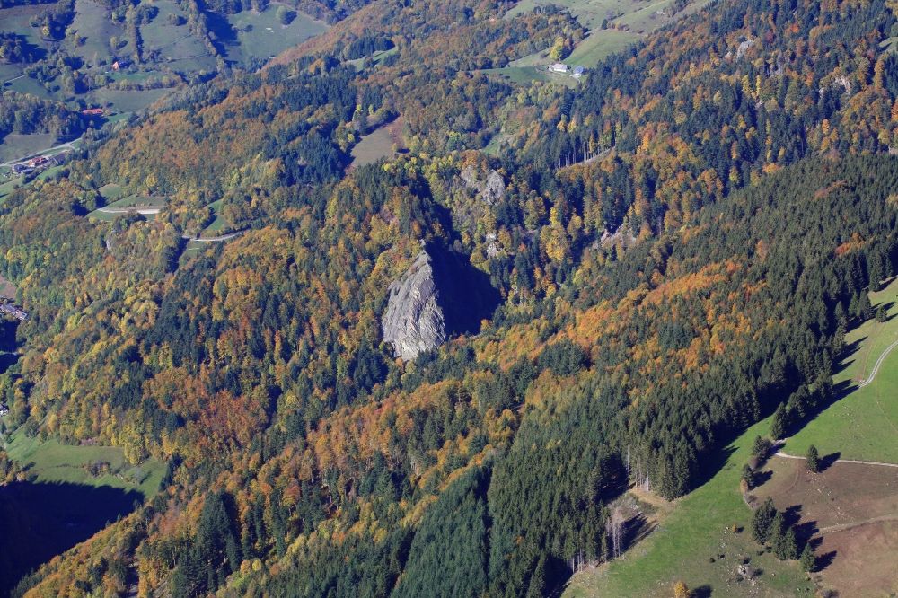 Luftbild Münstertal/Schwarzwald - Vulkanfelsen Scharfenstein in der Berglandschaft in Münstertal / Schwarzwald im Bundesland Baden-Württemberg, Deutschland