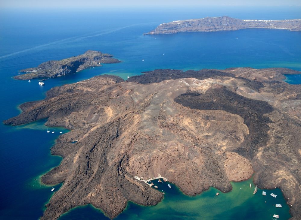 Nea Palemi aus der Vogelperspektive: Vulkaninsel Nea Palemi im Archipel Santorin in Griechenland