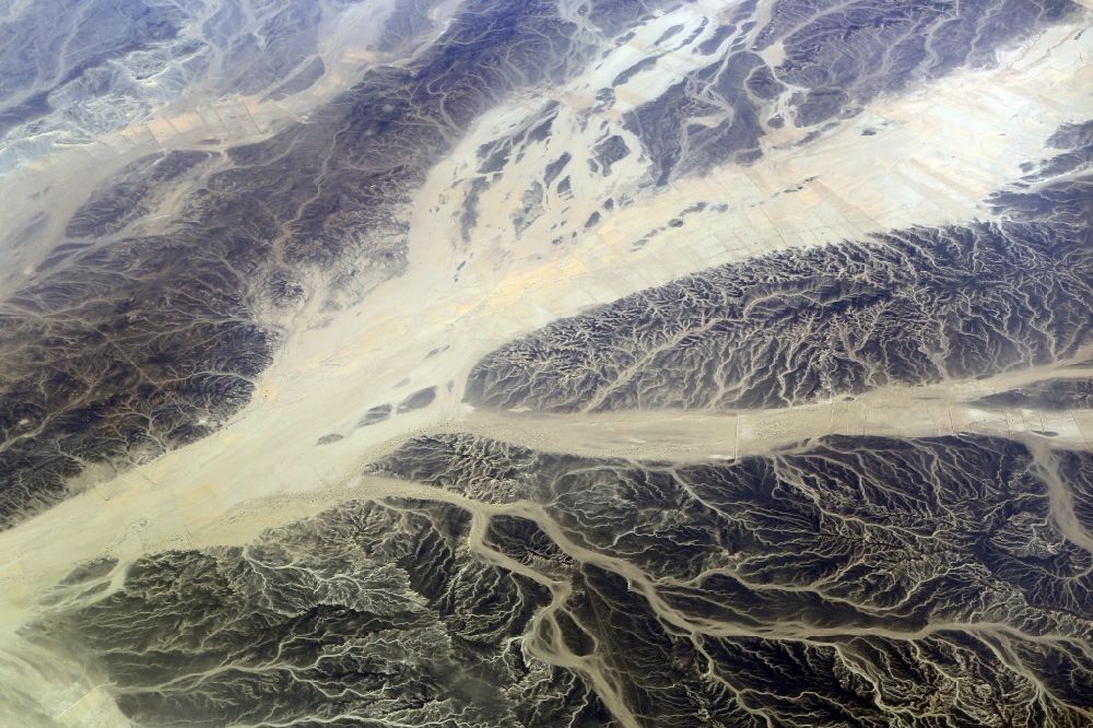 Sinai aus der Vogelperspektive: Wadis und Trockentäler in der Sand- und Wüsten- Landschaft der Arabischen Wüste in Sinai in North Sinai Governorate, Ägypten