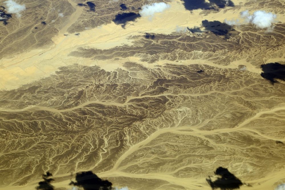 Luftaufnahme Sinai - Wadis und Trockentäler in der Sand- und Wüsten- Landschaft der Arabischen Wüste in Sinai in North Sinai Governorate, Ägypten