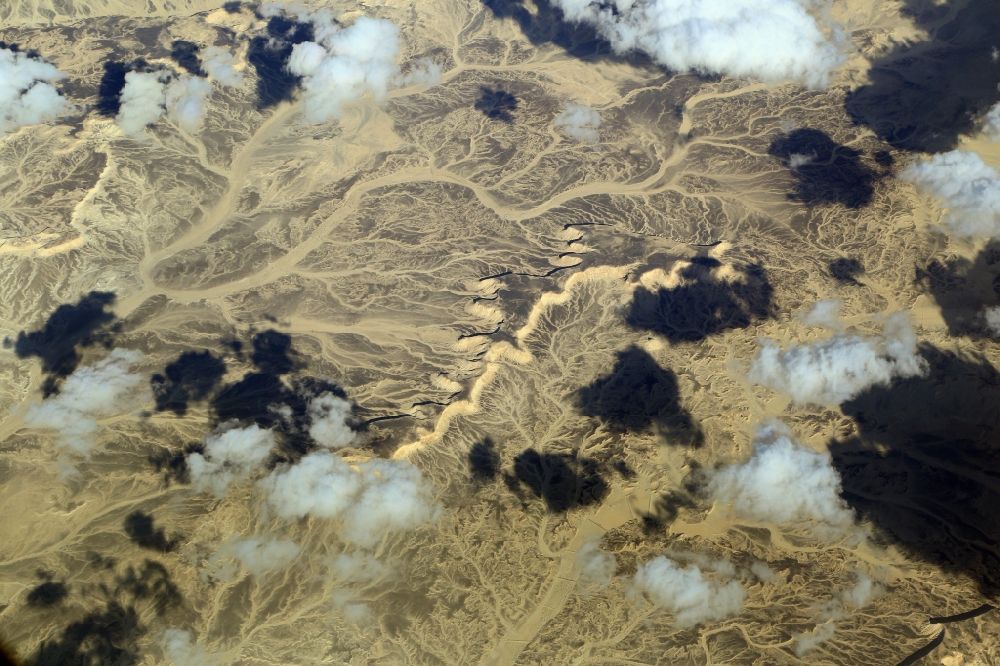 Sinai aus der Vogelperspektive: Wadis und Trockentäler in der Sand- und Wüsten- Landschaft der Arabischen Wüste in Sinai in North Sinai Governorate, Ägypten