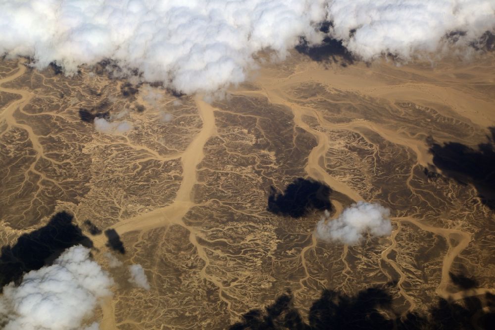 Sinai von oben - Wadis und Trockentäler in der Sand- und Wüsten- Landschaft der Arabischen Wüste in Sinai in North Sinai Governorate, Ägypten