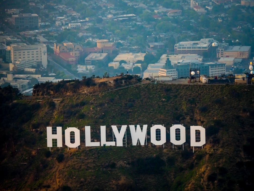 Los Angeles aus der Vogelperspektive: Wahrzeichen Hollywood Sign - Schriftzug auf Mount Lee in Los Angeles in Kalifornien, USA