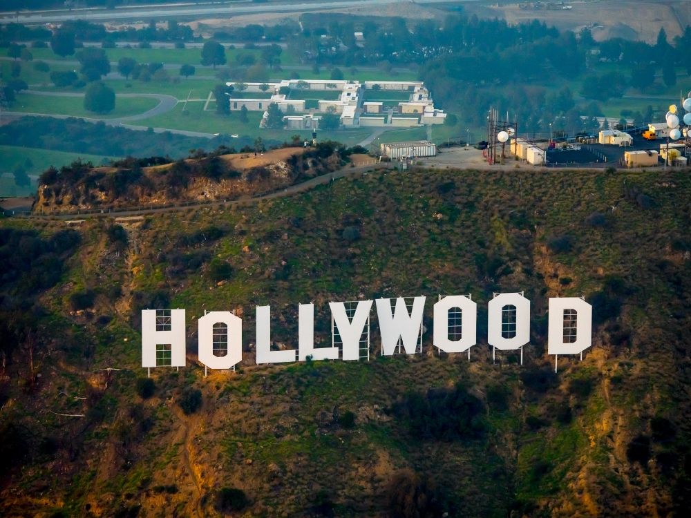 Luftbild Los Angeles - Wahrzeichen Hollywood Sign - Schriftzug auf Mount Lee in Los Angeles in Kalifornien, USA