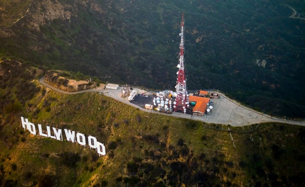 Luftaufnahme Los Angeles - Wahrzeichen Hollywood Sign - Schriftzug auf Mount Lee in Los Angeles in Kalifornien, USA