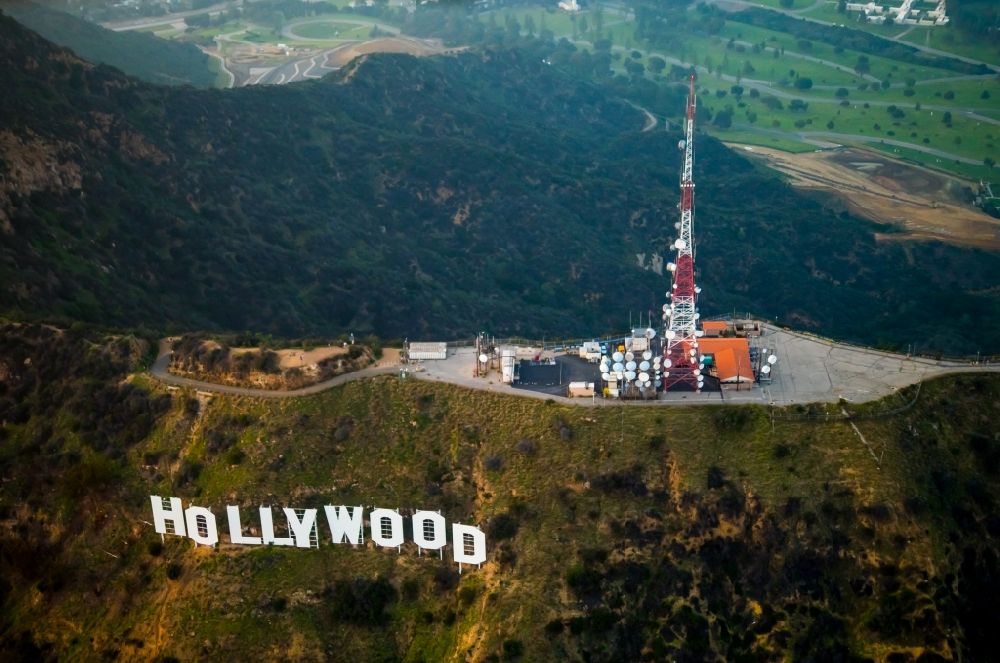 Los Angeles von oben - Wahrzeichen Hollywood Sign - Schriftzug auf Mount Lee in Los Angeles in Kalifornien, USA