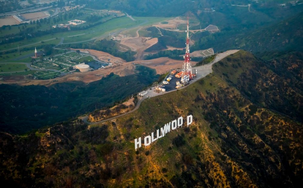 Los Angeles aus der Vogelperspektive: Wahrzeichen Hollywood Sign - Schriftzug auf Mount Lee in Los Angeles in Kalifornien, USA