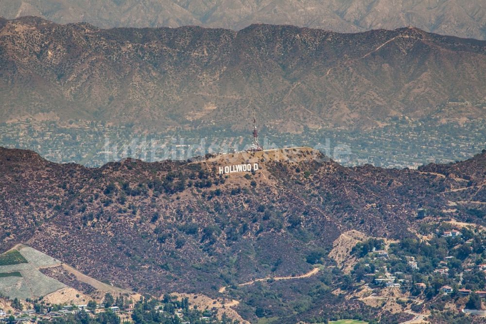 Luftbild Los Angeles - Wahrzeichen Hollywood Sign - Schriftzug auf Mount Lee in Los Angeles in Kalifornien, USA