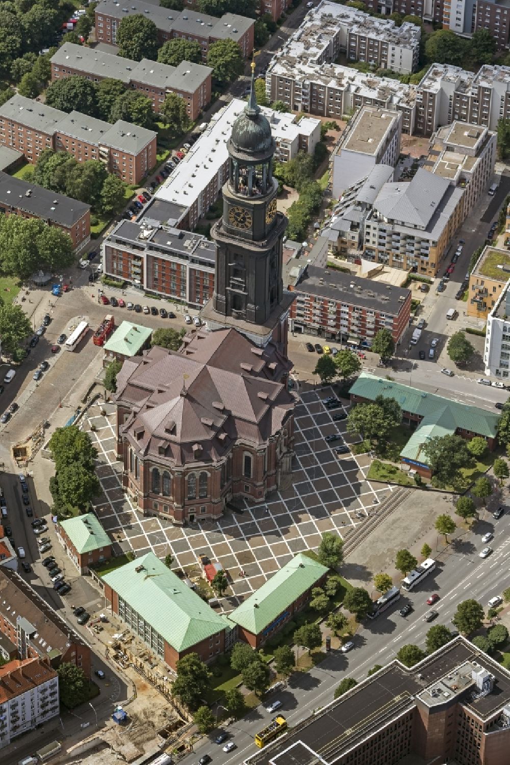 Luftaufnahme Hamburg - Wahrzeichen Michel, die Kirche Sankt Michaelis mit dem markanten Karopflaster in Hamburg