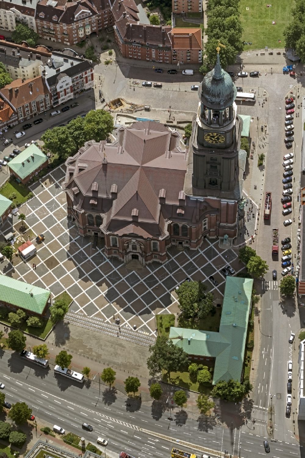 Hamburg von oben - Wahrzeichen Michel, die Kirche Sankt Michaelis mit dem markanten Karopflaster in Hamburg