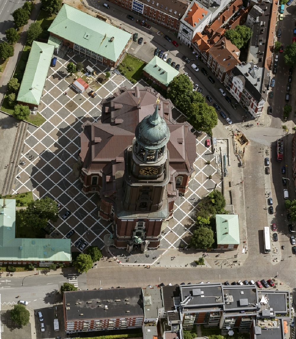 Hamburg aus der Vogelperspektive: Wahrzeichen Michel, die Kirche Sankt Michaelis mit dem markanten Karopflaster in Hamburg