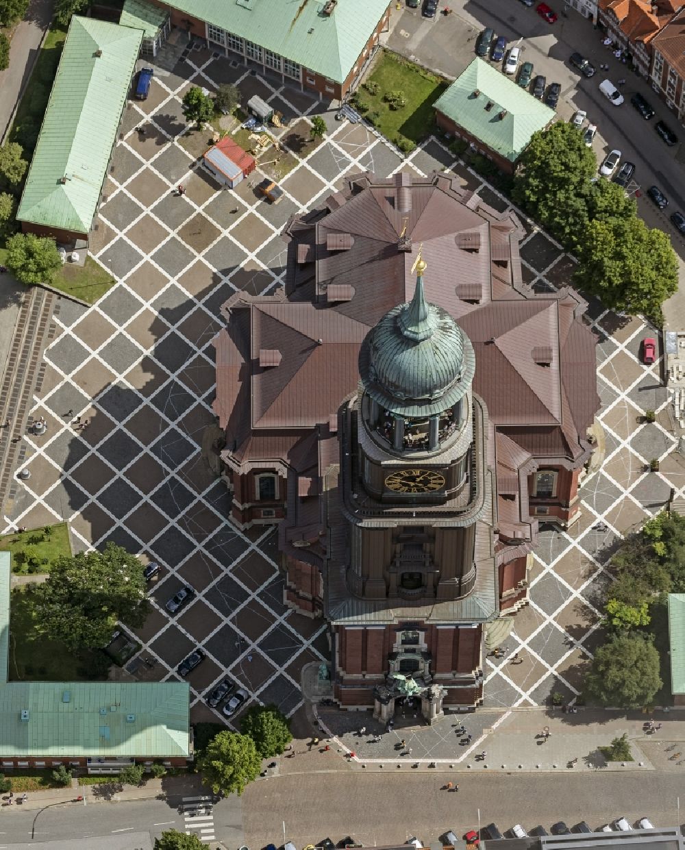 Luftbild Hamburg - Wahrzeichen Michel, die Kirche Sankt Michaelis mit dem markanten Karopflaster in Hamburg