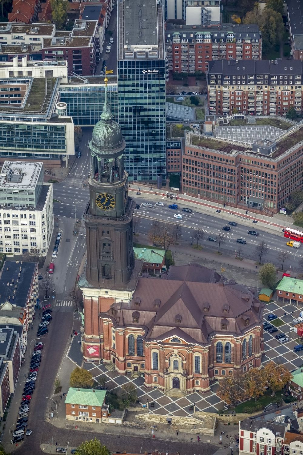 Luftbild Hamburg - Wahrzeichen Michel, die Kirche Sankt Michaelis mit dem markanten Karopflaster in Hamburg