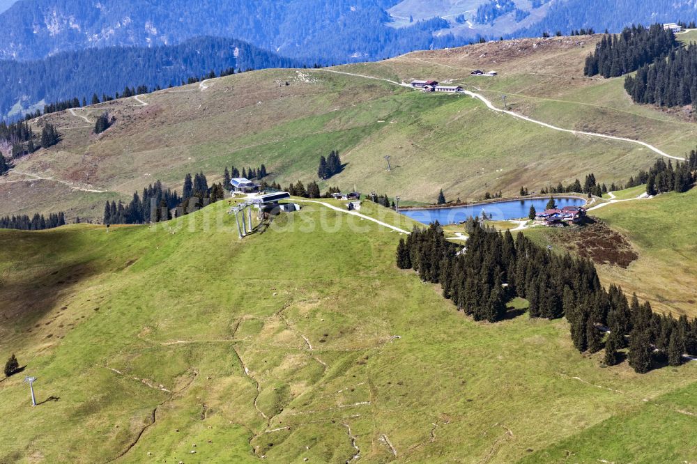Luftaufnahme Sonnberg - Wald und Berglandschaft Bergstation Jochbahn und Jochstuben See in Sonnberg in Tirol, Österreich