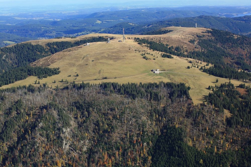 Luftaufnahme Feldberg (Schwarzwald) - Wald und Berglandschaft auf dem Gipfel des Feldberg in Feldberg ( Schwarzwald ) im Bundesland Baden-Württemberg, Deutschland