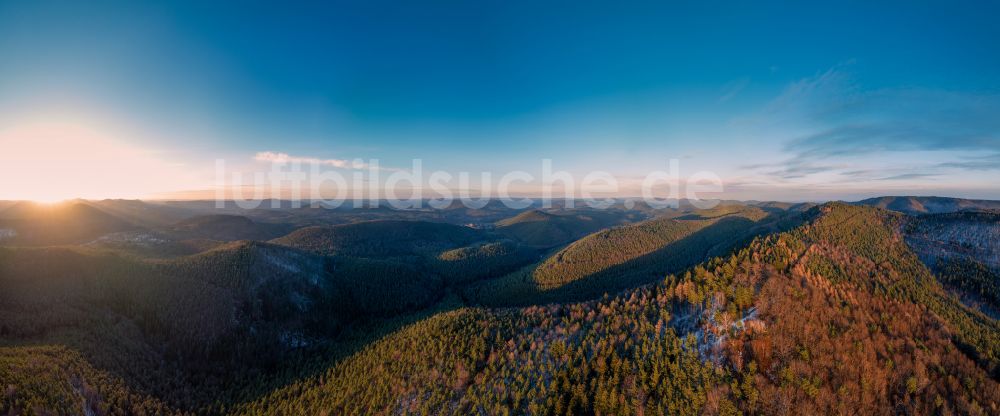 Luftaufnahme Hirzeck - Wald und Berglandschaft in Hirzeck im Bundesland Rheinland-Pfalz, Deutschland