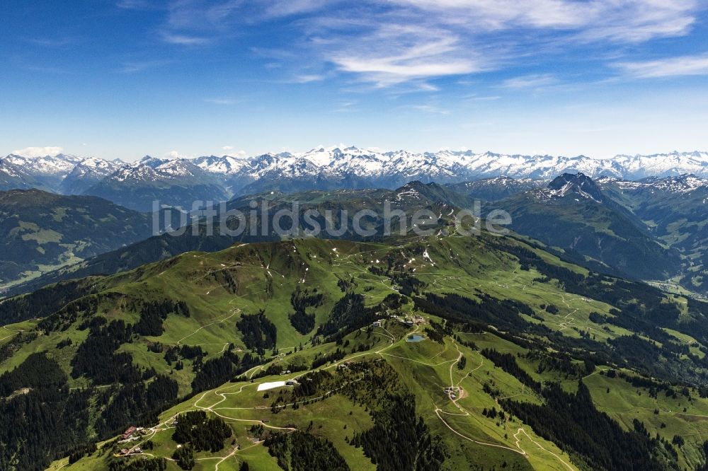 Luftaufnahme Kitzbühel - Wald und Berglandschaft Kitzbüheler Alpen in Kirchberg in Tirol in Tirol, Österreich