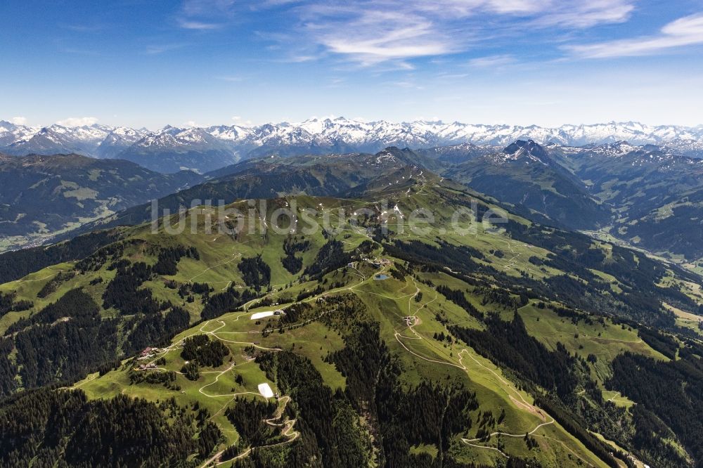 Kitzbühel von oben - Wald und Berglandschaft Kitzbüheler Alpen in Kirchberg in Tirol in Tirol, Österreich