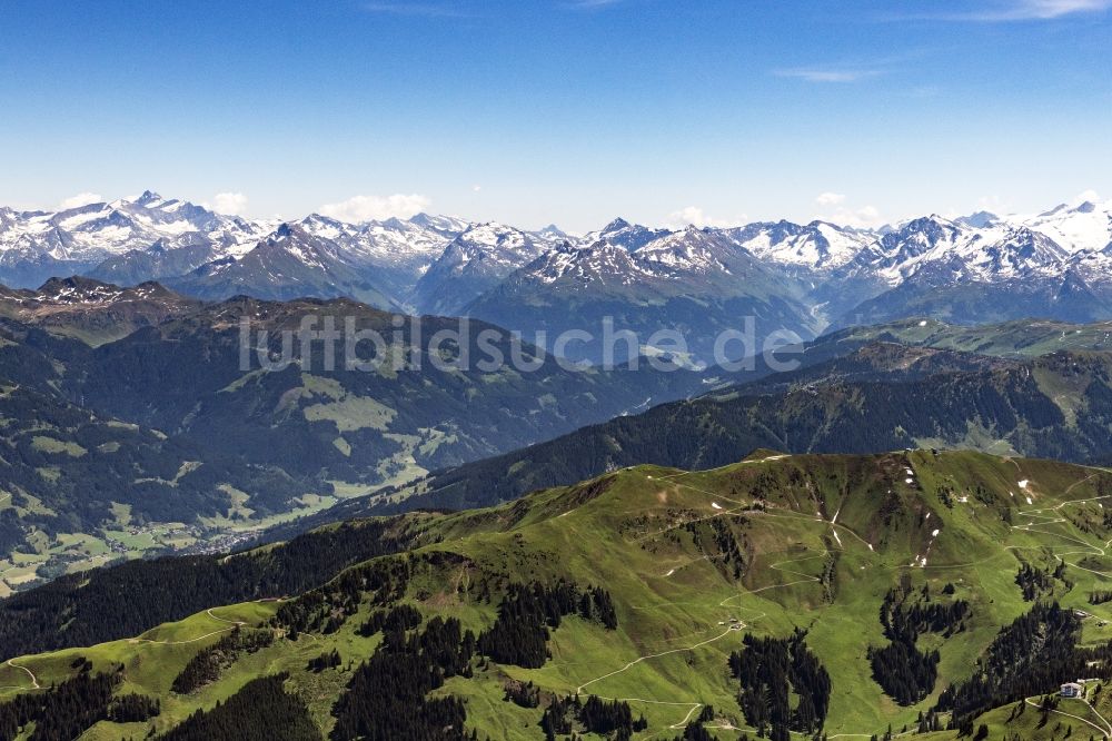 Luftbild Kitzbühel - Wald und Berglandschaft Kitzbüheler Alpen in Kirchberg in Tirol in Tirol, Österreich