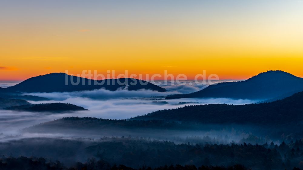 Lindelbrunn von oben - Wald und Berglandschaft in Lindelbrunn im Bundesland Rheinland-Pfalz, Deutschland