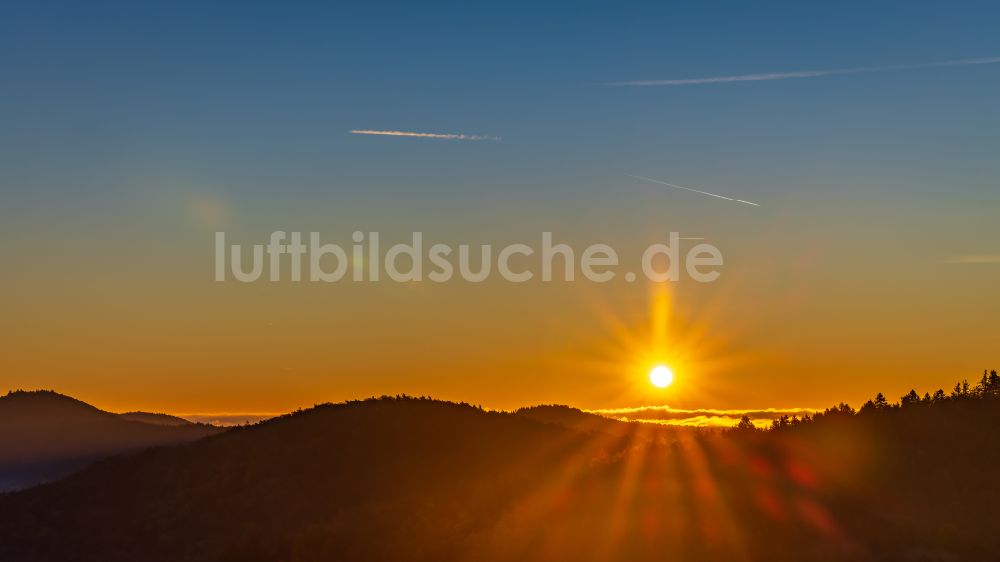 Luftaufnahme Lindelbrunn - Wald und Berglandschaft in Lindelbrunn im Bundesland Rheinland-Pfalz, Deutschland