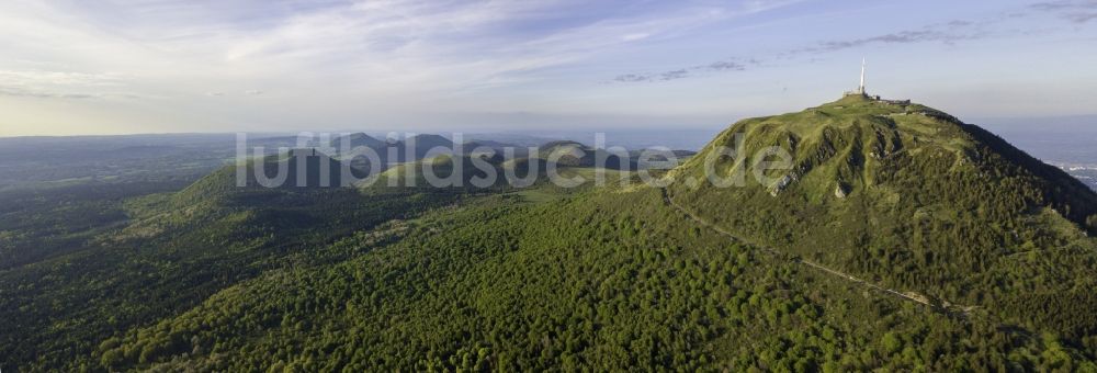 Orcines aus der Vogelperspektive: Wald und Berglandschaft in Orcines in Auvergne-Rhone-Alpes, Frankreich