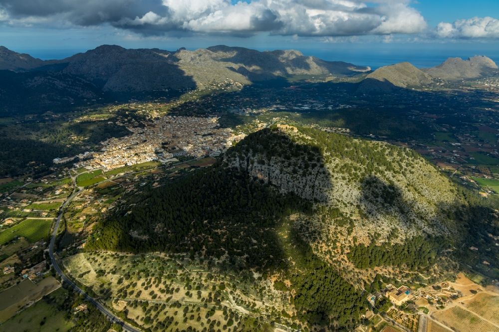 Luftaufnahme Pollensa - Wald und Berglandschaft in Pollensa in Islas Baleares, Spanien