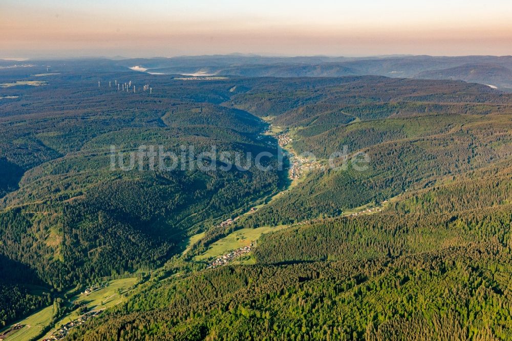 Luftaufnahme Bad Wildbad - Wald und Berglandschaft des Schwarzwald mit dem Enztal bei Bad Wildbad im Bundesland Baden-Württemberg, Deutschland