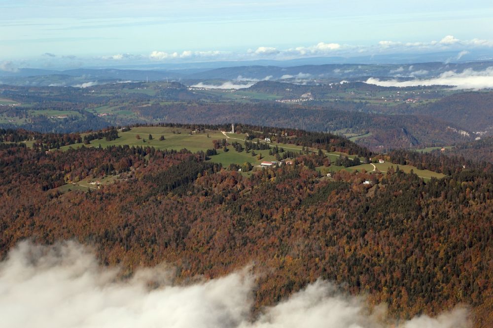 Luftbild Valbirse - Wald und Berglandschaft im Schweizer Jura bei Valbirse im Kanton Bern, Schweiz