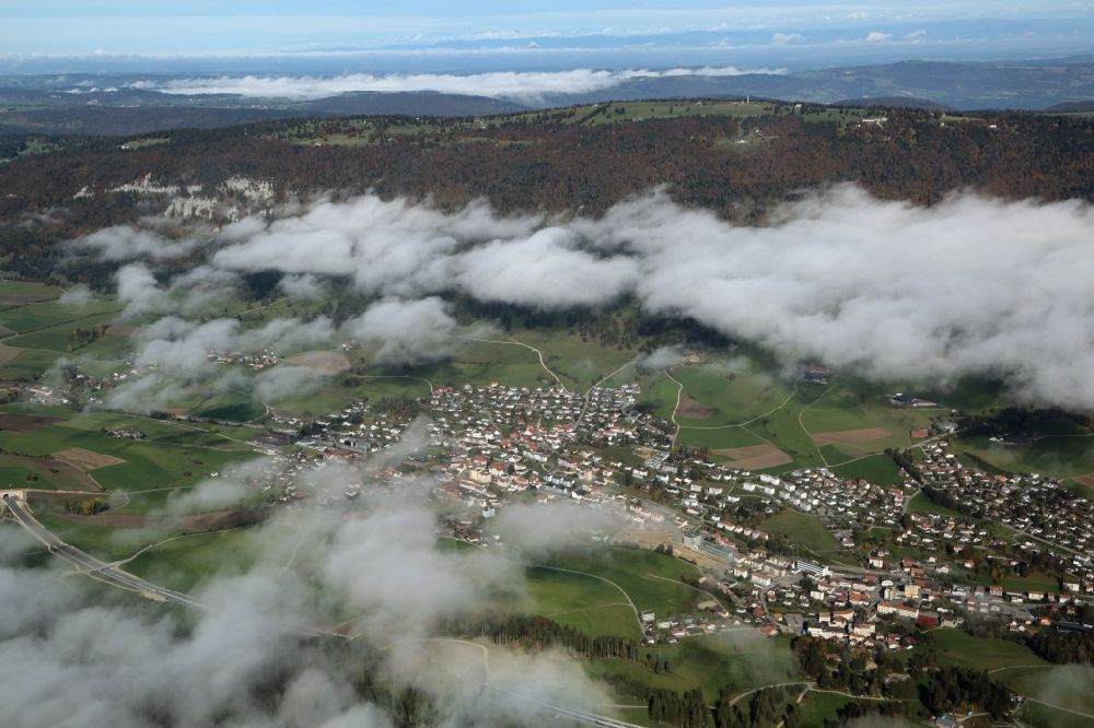 Luftaufnahme Valbirse - Wald und Berglandschaft im Schweizer Jura bei Valbirse im Kanton Bern, Schweiz