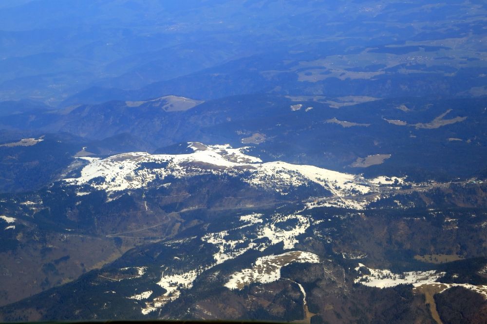 Luftbild Feldberg (Schwarzwald) - Wald und Berglandschaft im Südschwarzwald mit Schneeresten in der Gipfelregion des Feldbergs in Feldberg (Schwarzwald) im Bundesland Baden-Württemberg, Deutschland