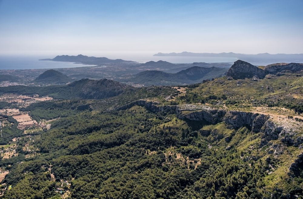 Pollenca von oben - Wald und Berglandschaft des Tramuntana Gebirges in Pollenca in Balearische Inseln, Spanien