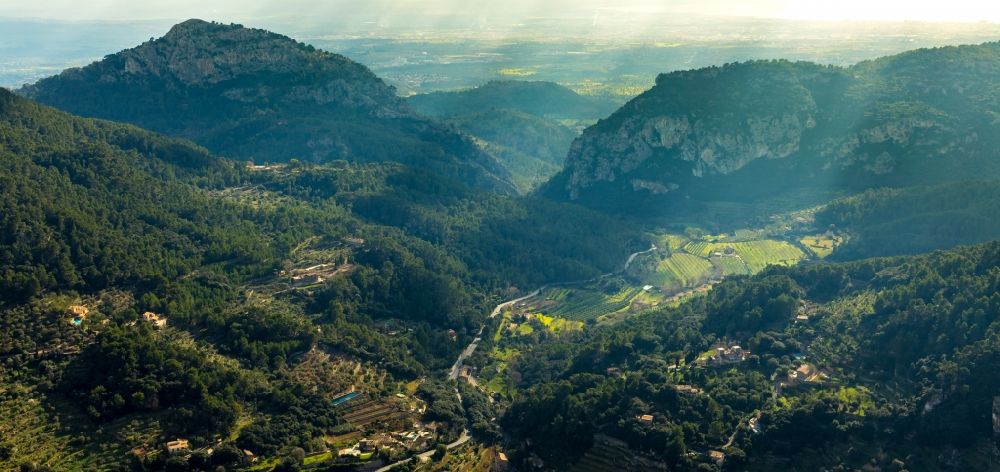 Valldemossa von oben - Wald und Berglandschaft in Valldemossa in Balearische Insel Malorca, Spanien