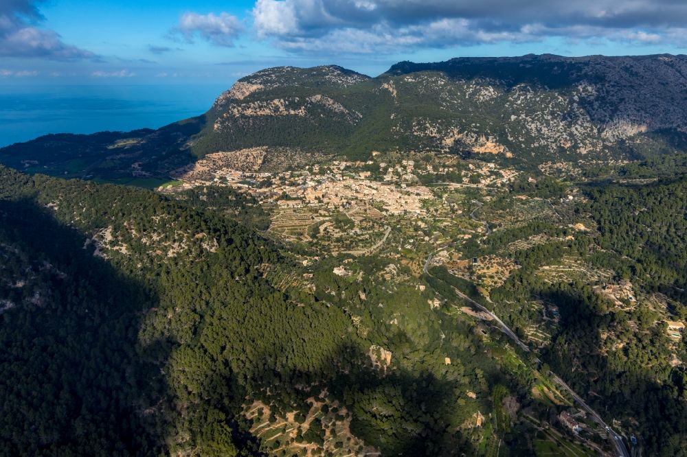 Luftbild Valldemosa - Wald und Berglandschaft in Valldemossa in Balearische Insel Malorca, Spanien