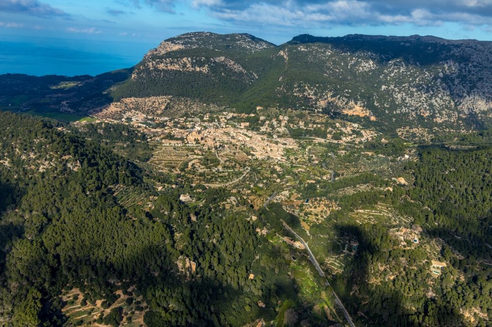 Luftaufnahme Valldemosa - Wald und Berglandschaft in Valldemossa in Balearische Insel Malorca, Spanien