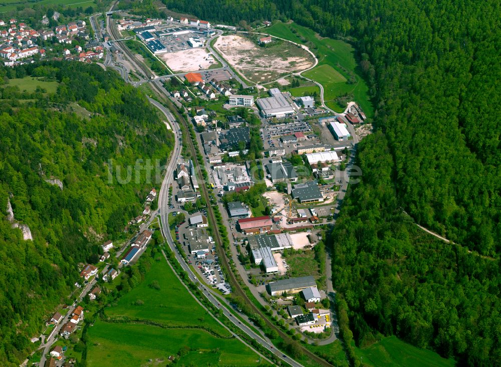 Blaubeuren von oben - Wald- Industrie- und Gewerbegebiet in Blaubeuren im Bundesland Baden-Württemberg, Deutschland