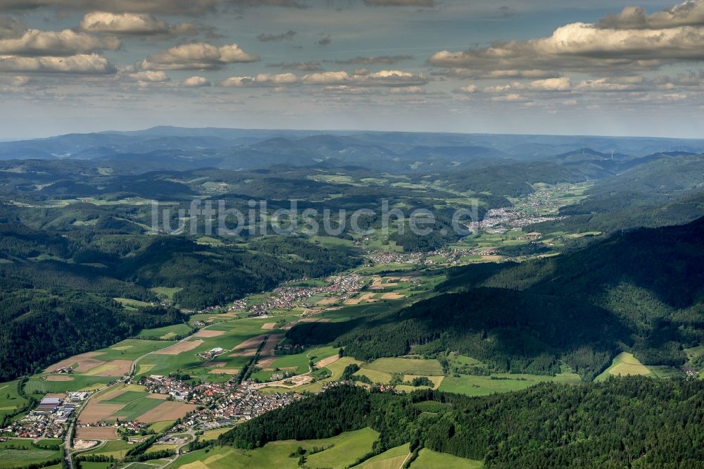 Winden im Elztal aus der Vogelperspektive: Wald Tal und Berglandschaft in Winden im Elztal im Bundesland Baden-Württemberg, Deutschland