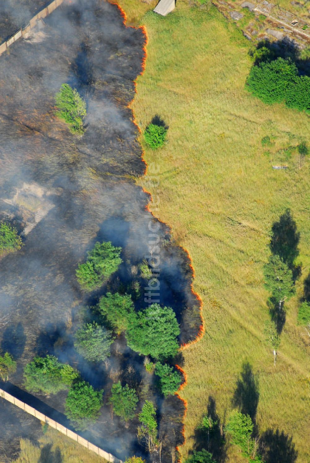 Luftaufnahme Jüterbog - Waldbrand / Brand einer Waldfläche / Wald auf dem ehemaligen Schießplatz Altes Lager bei Jüterbog