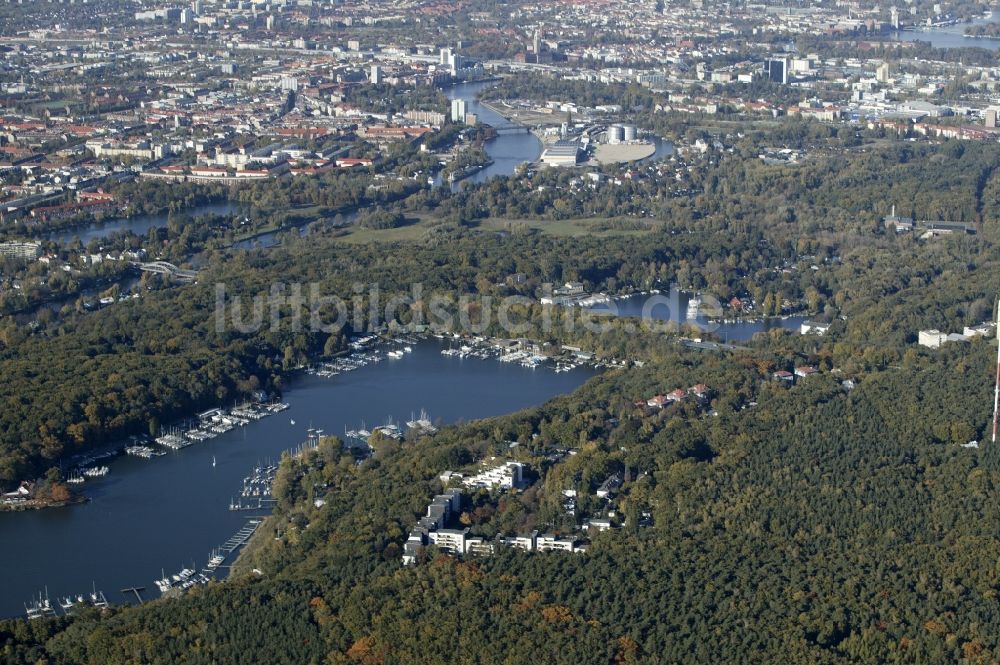 Berlin Pichelsdorf von oben - Waldgebiete am Havelufer Pichelswerder in Berlin